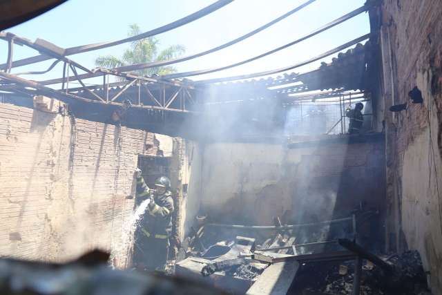 Ap&oacute;s inc&ecirc;ndio destruir loja de MDF, amigos organizam almo&ccedil;o solid&aacute;rio