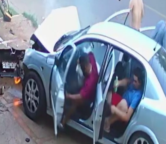 V&iacute;deo mostra momento em que motorista de Astra perde controle e invade cal&ccedil;ada 