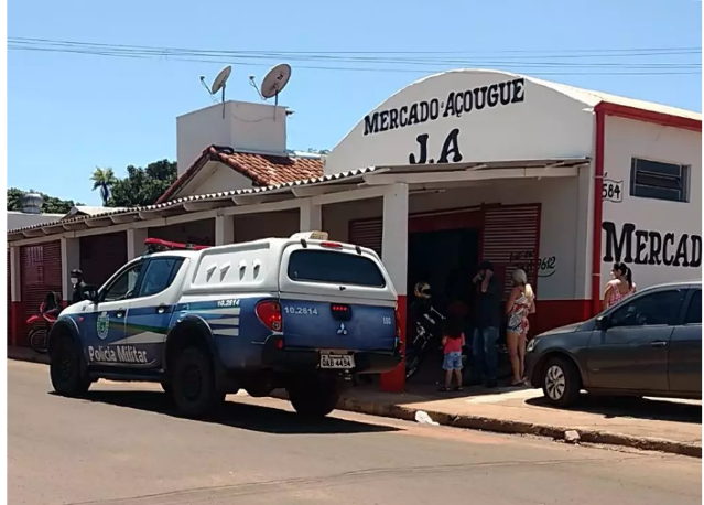 Assaltantes invadem mercado e agridem funcion&aacute;rio em Ponta Por&atilde; 