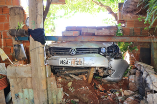 Carro destruiu parte do muro da residência que fica na esquina (Foto: Paulo Francis)