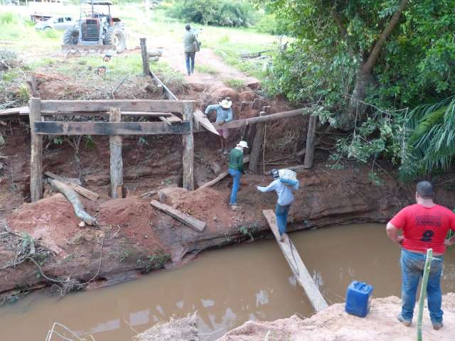 Com ponte destru&iacute;da por chuva, produtor bombeia leite para outro lado do c&oacute;rrego