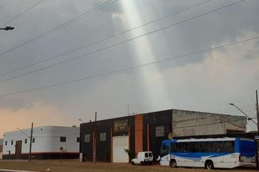 Coincid&ecirc;ncia ou sobrenatural? Raio solar sobre igreja cria teorias na internet