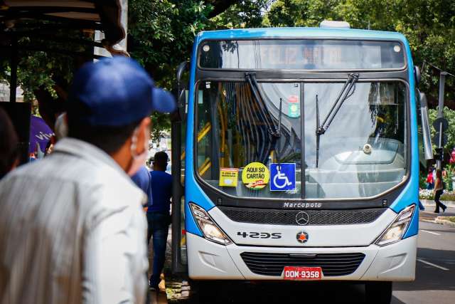Sem &quot;vale&quot; na conta, trabalhadores do transporte coletivo amea&ccedil;am parar