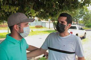 Acompanhado do irmão Rafael, Luiz Gustavo foi à delegacia pedir investigação acerca da morte da filha. (Foto: Marcos Maluf)