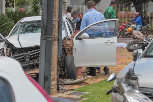 Carro tem frente destru&iacute;da ap&oacute;s bater em Harley Davidson no Jardim dos Estados