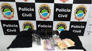 Toucas ninjas, dinheiro, celulares e réplica de pistola foram apreendidos com a quadrilha (Foto: divulgação / Polícia Civil) 