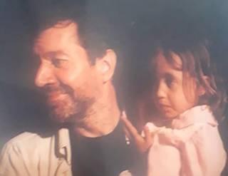 Stephan com a filha ainda pequena no colo (Foto: Arquivo Pessoal)