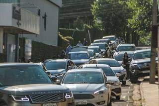 Na rua Dona Joana, o estacionamento é dos dois lados da rua que é estreita. Alguns motoristas param em cima da calçada. (Foto: Marcos Maluf)