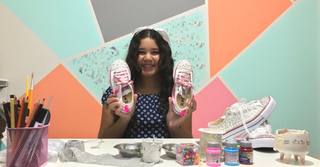 Laryssa é, aos 12 anos, empreededora no ramo da customização de calçados (Foto: Arquivo Pessoal)