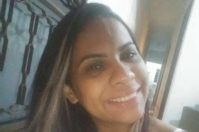 Mulher que morreu após bater em árvore tinha 33 anos