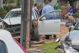 Carro bateu na moto e depois em poste; parte frontal ficou bem danificada (Foto: Marcos Maluf)