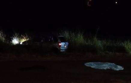 Mulher morre ap&oacute;s bater em &aacute;rvore e ser jogada para fora de carro
