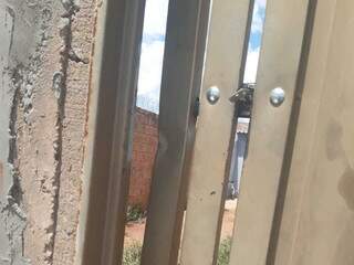 Ladrões conseguiram arrombar portão de residência. (Foto: Direto das Ruas)