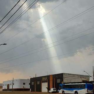 Raios de sol entre nuvens iluminam igreja na Avenida Guaicurus em Campo Grande (Direto das Ruas)