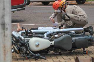 Motocicleta Harley Davidson ficou em cima de calçada depois do acidente (Foto: Marcos Maluf)