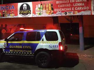 Viatura da Guarda Civil Metropolitana de Campo Grande durante a fiscalização do toque, da noite de domingo a madrugada desta segunda-feira. (Foto: Assessoria GCM)