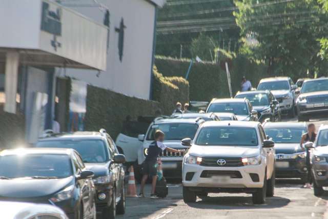 Depois de refresco com aulas remotas, fila dupla volta expor desrespeito de pais