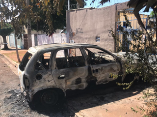 Estacionado em frente de casa, carro foi destruído pelo fogo (Foto: Henrique Kawaminami) 