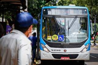 Passageiro prestes a embarcar em ônibus no Centro da Capital. (Foto: Henrique Kawaminami) 