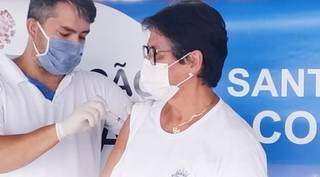 Técnica de enfermagem é vacinada em Santa Rita do Pardo, iniciando a imunização contra a covid-19, doença que ainda não provocou óbitos na cidade. (Foto: Divulgação)