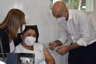 Enfermeira Myriam Arruá é vacinada pelo ministro da Saúde do Paraguai (Foto: ABC Color)