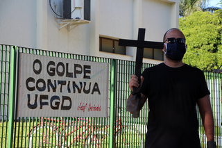 Com cruz na mão, professores protestar contra intervenção na UFGD (Foto: Direto das Ruas)