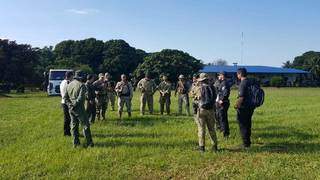 Militares e agentes antidrogas reunidos antes do início da operação (Foto: Divulgação)
