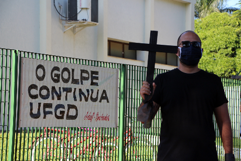 Cruzes pretas marcam protesto contra intervenção de Bolsonaro em universidade