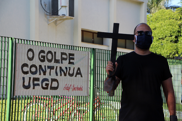Cruzes pretas marcam protesto contra interven&ccedil;&atilde;o de Bolsonaro em universidade