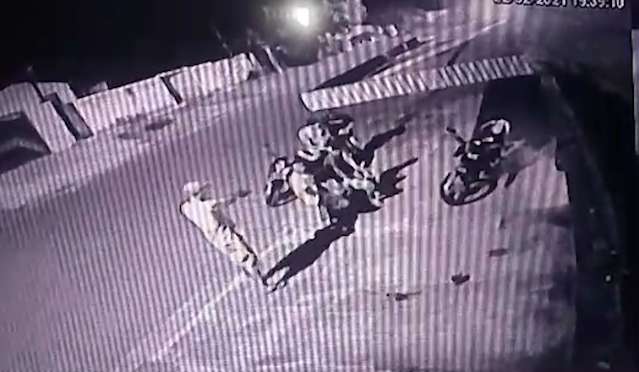 Sentados em frente de casa, jovens s&atilde;o assaltados por dupla armada 