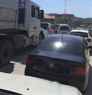 Congestionamento se formam dos dois lados na fronteira entre Brasil e Bolívia, no Posto Esdras, em Corumbá - (Foto: Câmara de Corumbá)