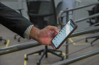 Vereador mostra celular com centenas de mensagens enviadas por moradores. (Foto: Marcos Maluf)
