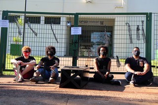 Estudantes de preto com cruzes e caixão em frente ao prédio da reitoria (Foto: Direto das Ruas)