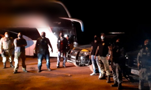 &Ocirc;nibus &eacute; apreendido fazendo desembarque irregular de bolivianos