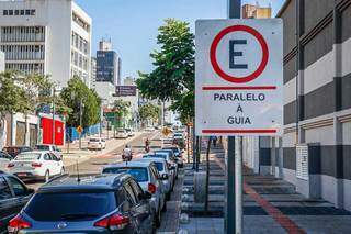 A cobrança de estacionamento rotativo não era feita desde 2019, quando as obras de revitalização da Rua 14 de Julho foram entregues. (Fotos: Henrique Kawaminami)