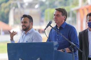 Presidente Bolsonaro, à direita, durante visita a Corumbá (Foto: Marcos Maluf/Divulgação)