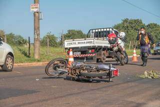 A moto ainda está jogada no meio da pista da avenida Três Barras. (Foto: Marcos Maluf)