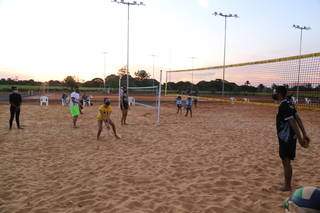 Atletas jogando vôley em quadra de areia. (Foto: Kísie Ainoã) 