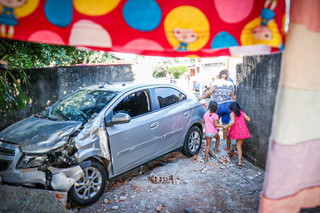 Carro foi parar no quintal de casa, localizada no cruzamento das vias (Foto: Henrique Kawaminami)