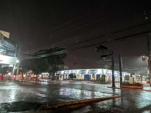 Chuva ameniza calor&atilde;o de 37,5 &ordm;C ap&oacute;s nove dias de estiagem em munic&iacute;pio 
