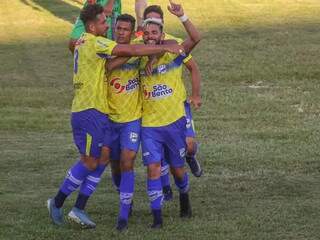 Equipe do Dourados comemora gol em duelo contra o Três Lagoas (Foto: Franz Mendes/Arquivo)