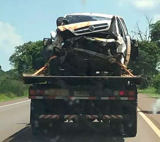 Condutor tenta fugir e capota carro carregado com 2,5 mil pacotes de cigarros