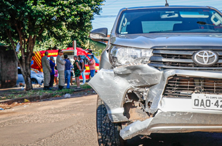 Lateral de caminhonete envolvida no acidente ficou danificada (Foto: Henrique Kawaminami)