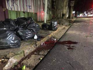 Poça de sangue no local onde o homem foi encontrado morto. (Foto: Adriano Fernandes) 