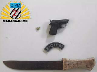 Pistola e facão foram apreendidas com suspeito de estupro (Foto: Divulgação/PMMS)