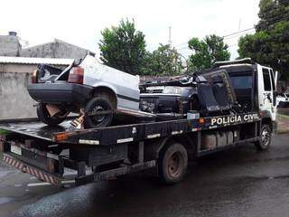 Carro roubado foi encontrado totalmente desmantelado em desmanche na Vila Marli (Foto: Divulgação)
