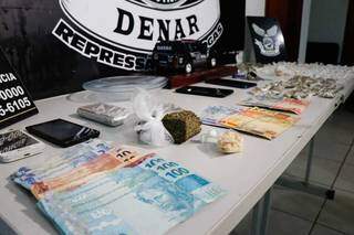 Celulares, dinheiro e drogas foram apreendidos pela Polícia (Foto: Henrique Kawaminami)