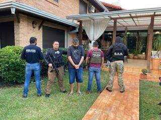 Rafael Henrique Sisti Nunes com policiais paraguaios logo após a prisão (Foto: Divulgação)