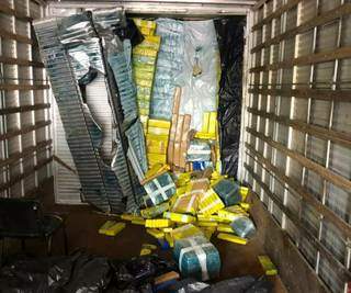 Mil e duzentos quilos de maconha foram encontradas em fundo falso de caminhão (Divulgação/Polícia Federal)