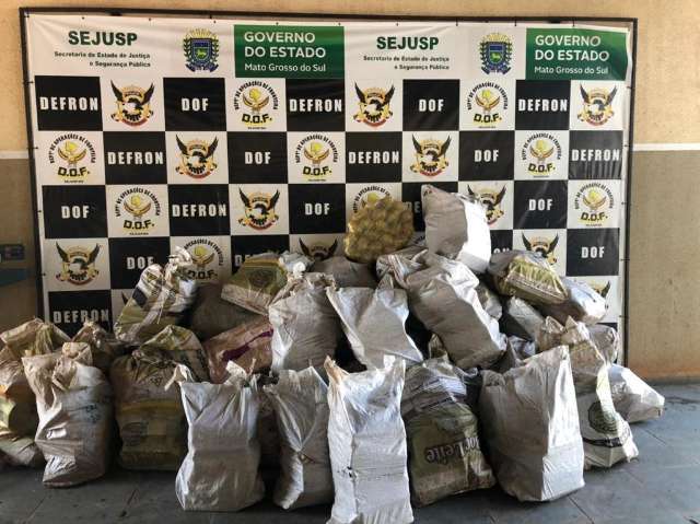 Pol&iacute;cia encontra 1,2 mil quilos de maconha em utilit&aacute;rio abordado na MS-379
